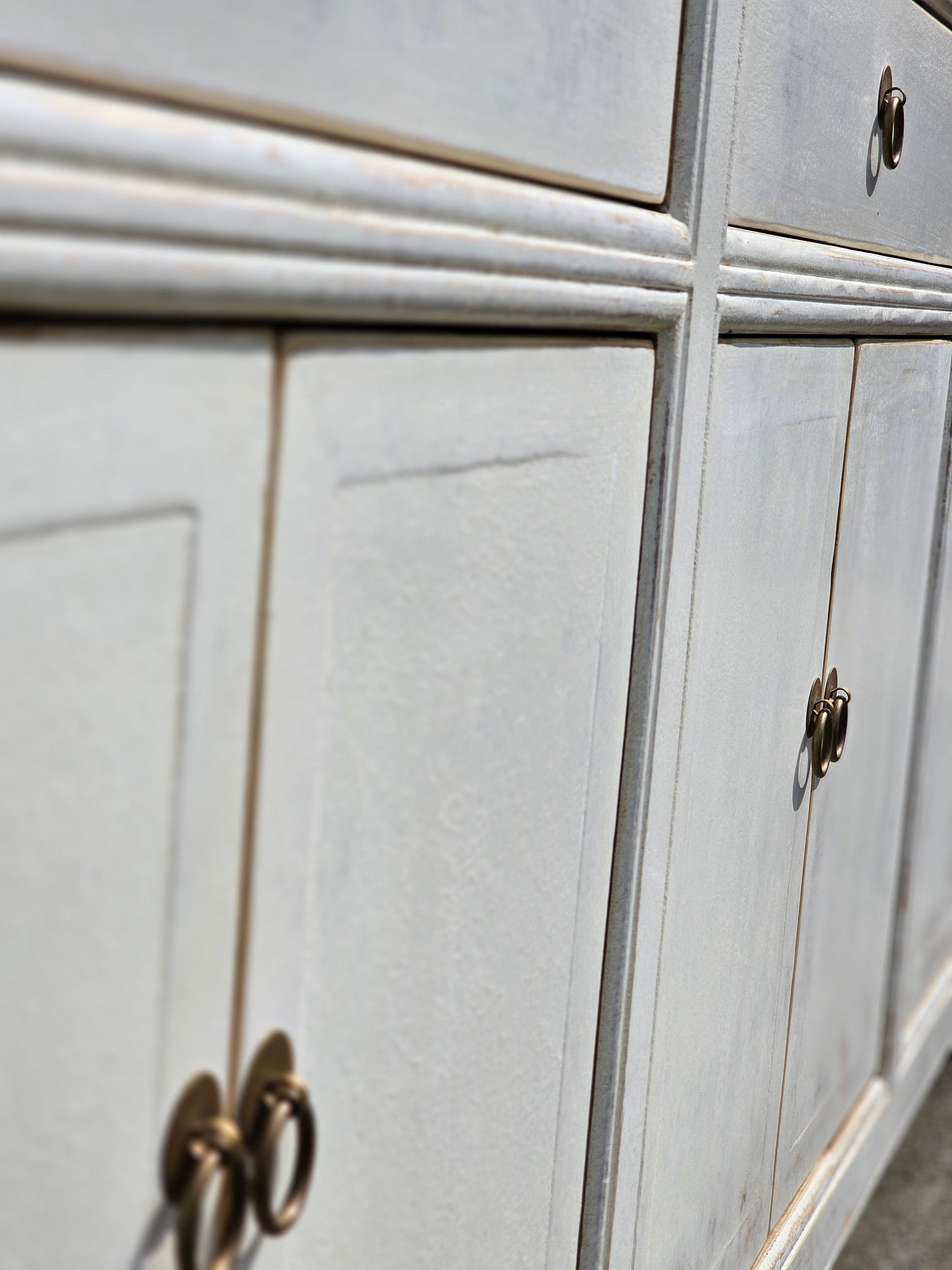 Haven & Space Berry CHINESE AN 3 Draw 6 Door / White Windsor Sideboard