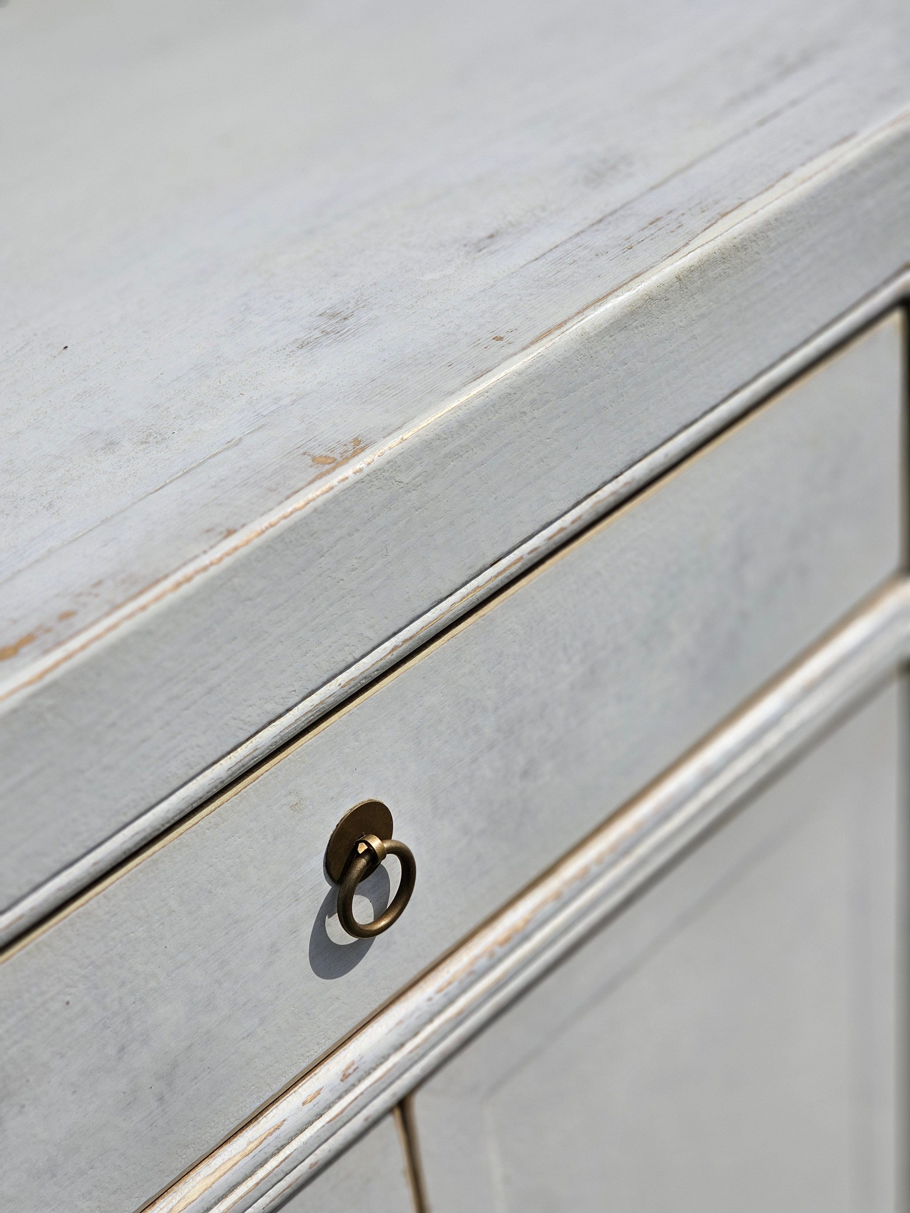 Haven & Space Berry CHINESE AN 3 Draw 6 Door / White Windsor Sideboard