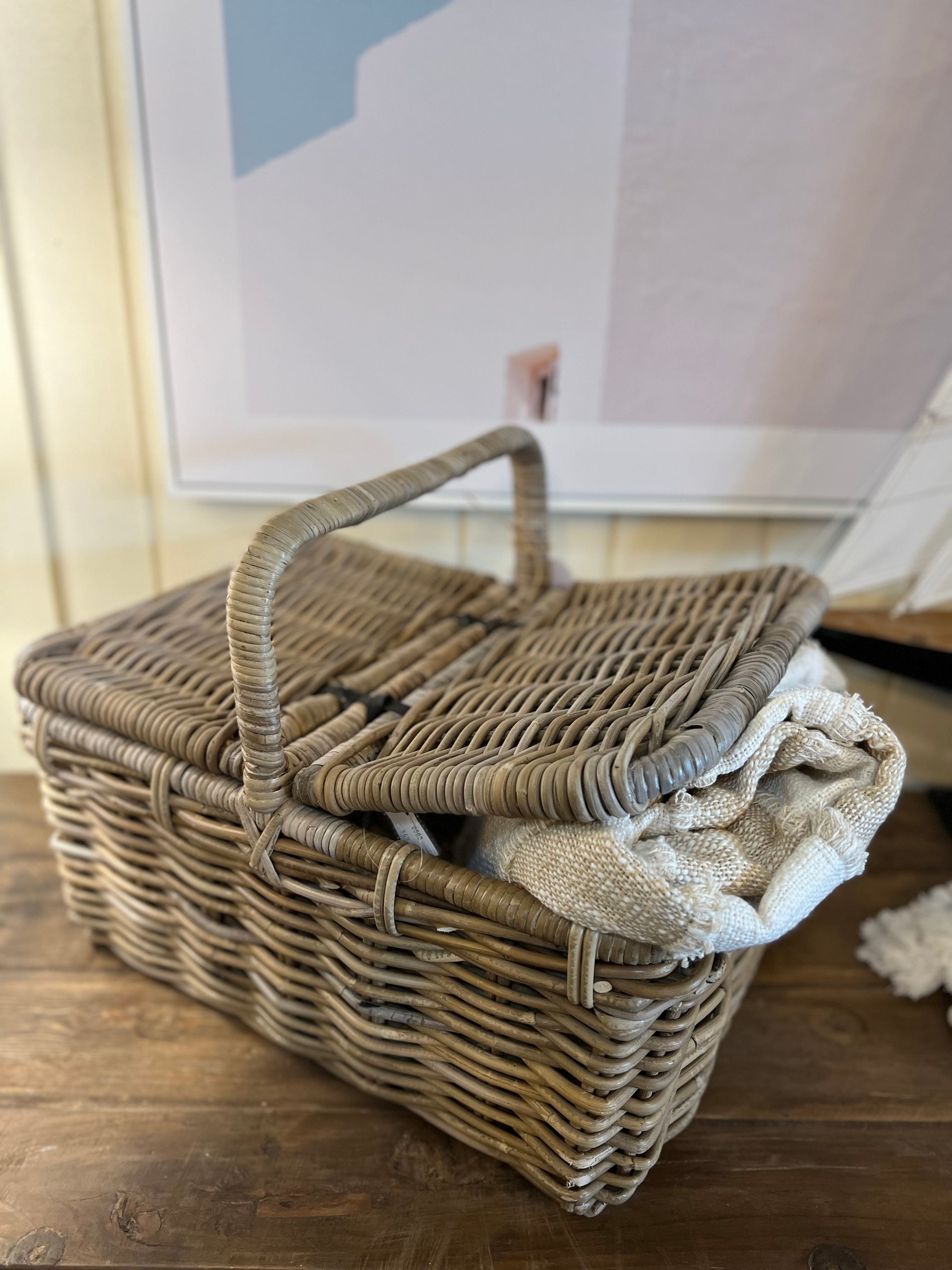 Haven & Space Berry Rattan Picnic Basket