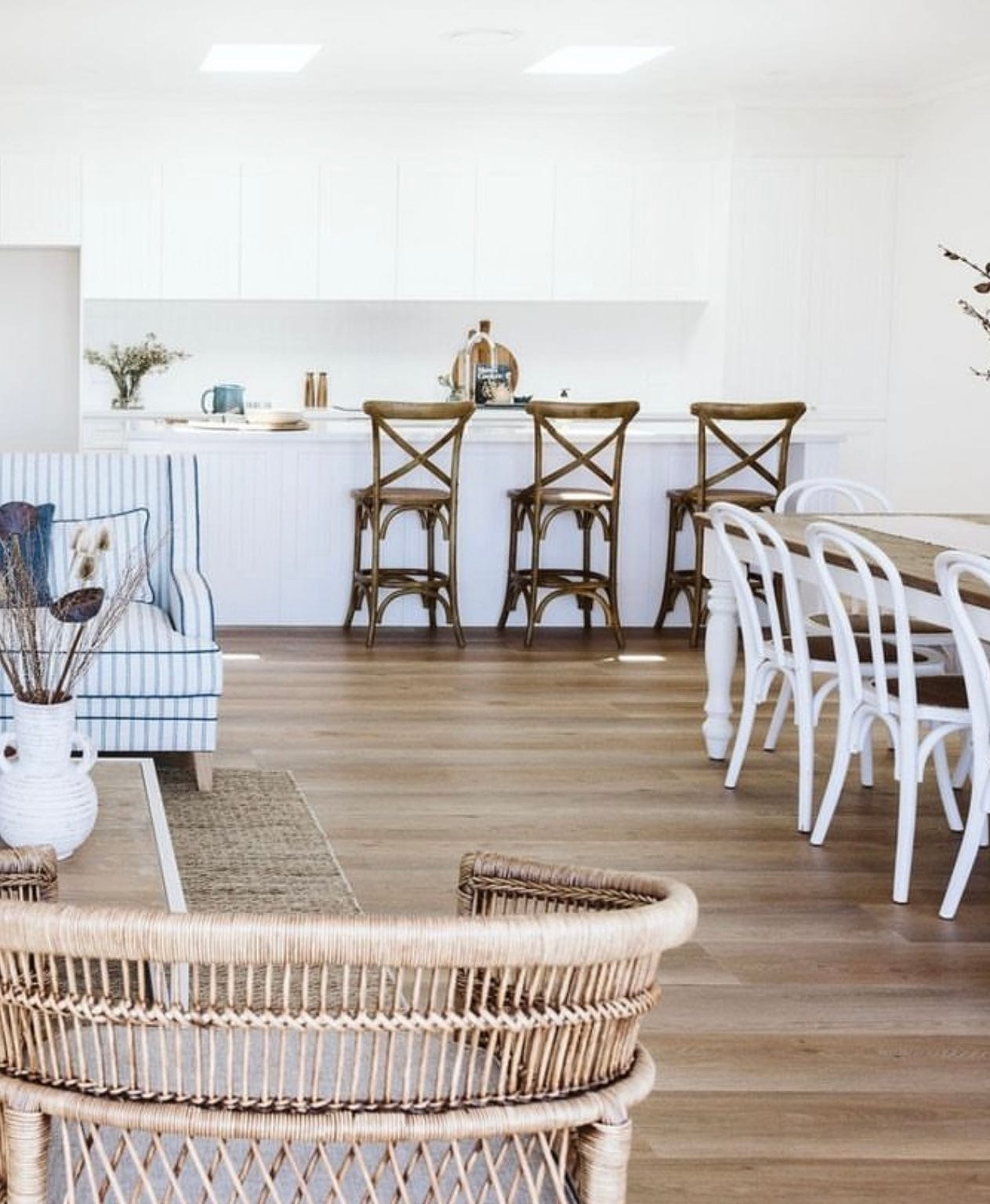 Haven & Space Berry CHAIRS 65CMH / White Cross back Bar Stool