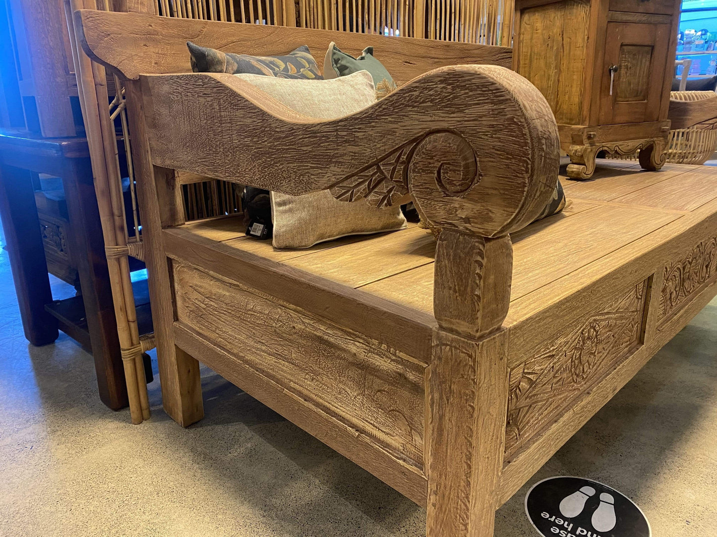 Haven & Space Berry FURNITURE W215x95x110cm / Wood Carved Daybed Large Flat back